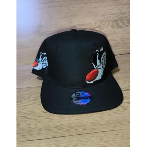 Gorra Snapback Negra con Diseño de Gato Animado Blanco y Negro Gorra Snapback Negra con Diseño de Gato Animado Blanco y Negro